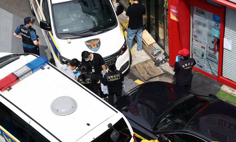 지난 3일 흉기난동 사건이 발생한 서울 관악구 조원동의 한 주택가에서 경찰이 현장을 조사하고 있다. 뉴스1