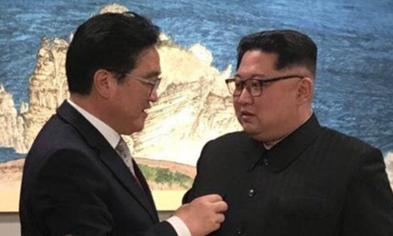 지난 2018년 4월 27일 김정은 북한 국무위원장이 판문점 평화의집에서 열린 환영만찬에서 우원식 당시 더불어민주당 원내대표와 대화를 나누고 있다. 청와대 페이스북