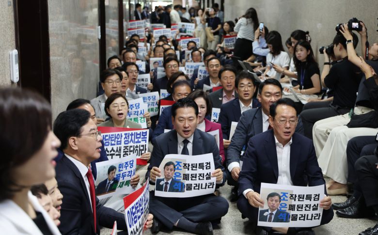 3일 국민의힘 장동혁 대표와 의원들이 3일 서울 여의도 국회 원내대표실 앞에서 조은석 내란특검팀의 압수수색 시도에 대해 항의하는 피켓팅을 하고 있다. 허정호 선임기자