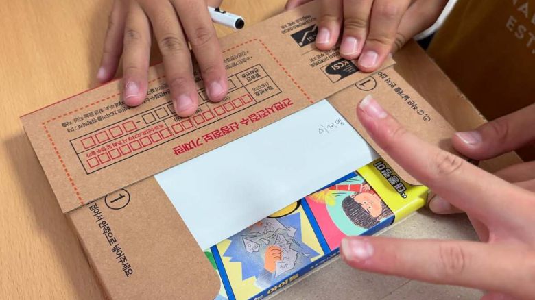 강원 강릉시 운양초등학교의 학생들이 이재명 대통령에게 편지를 부치고 있다. 운양초 김기수 교사 페이스북 캡처