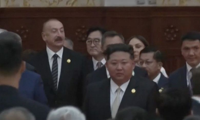 중국 정부의 공식 초청으로 제80주년 중국 전승절 열병식 및 환영 리셉션 오찬에 참석한 우원식 국회의장이 지난 3일 베이징 톈안먼 망루(성루)에서 열병식을 참관하기 전 대기실에서 북한 김정은 국무위원장과 수인사를 나눴다고 국회의장실이 전했다. 사진은 이날 리셉션 장소로 추정되는 곳에서의 우원식 국회의장과 김정은 국무위원장의 모습. 연합뉴스