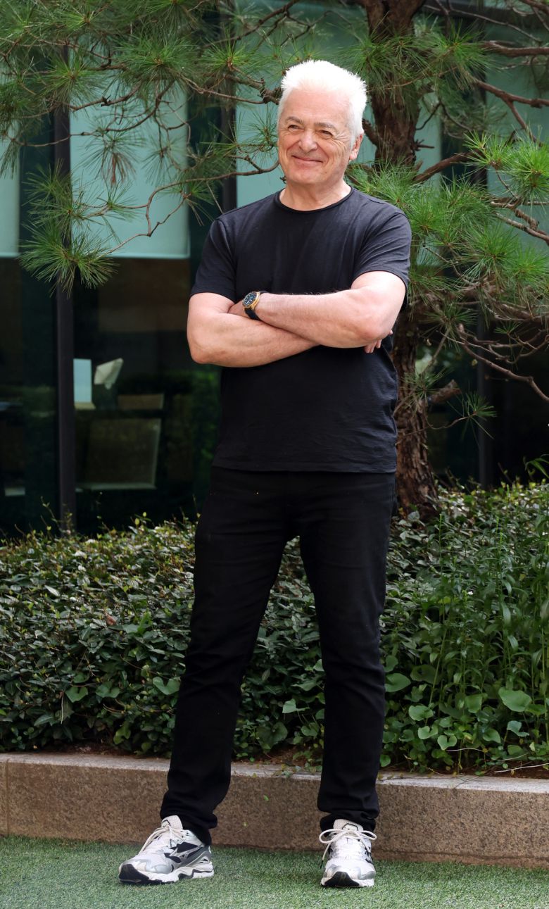 2일 서울 종로구 한 호텔 정원에서 세계일보와 인터뷰 중인 뮤지컬 ‘노트르담 드 파리’의 원조 프롤로 신부 다니엘 라부아. 그는 콰지모도가 마지막 장면에서 부르는 '춤을 춰요, 나의 에스메랄다'를 가장 좋아한다고 말했다. “노래하고 천사들이 하늘로 올라가죠. 천사들이 하늘로 올라가는 것을 볼 때마다 항상 눈물이 났습니다. 노래 자체도 매우 아름답고, 쇼의 마지막이기도 해서 저를 매우 감동시키는 무언가가 있습니다.” 이제원 선임기자