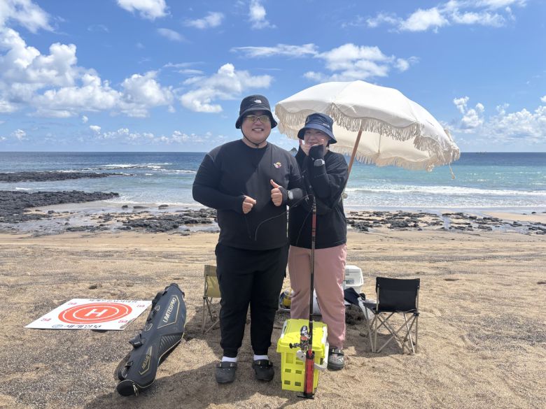 팀 ‘앙드래’로 출전한 부부 참가자 박상남(34)·이혜인(28)씨가 기념촬영을 하고 있다. 이들은 “드론낚시는 처음”이라며 “열심히 하겠다”고 말했다. 제주=이정한 기자