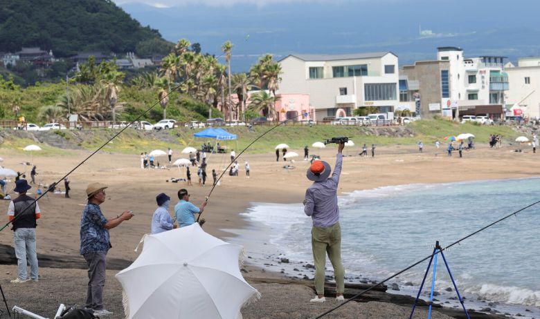 6일 제주 서귀포시 안덕면 사계해변에서 제주도와 세계일보가 공동 주최한 전국드론낚시대회 인 제주에서 참석자들이 드론낚시를 하고 있다. 제주=이재문 기자
