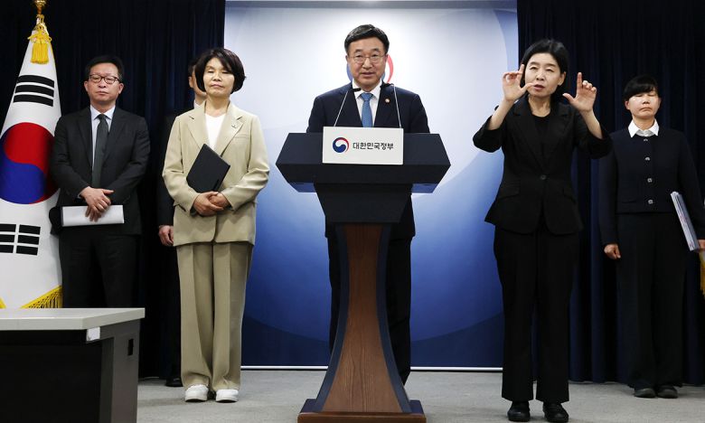 윤호중 행정안전부 장관과 한정애 더불어민주당 정책위의장이 7일 서울 종로구 정부서울청사에서 제3차 고위당정협의회 결과 브리핑을 하고 있다. 뉴스1