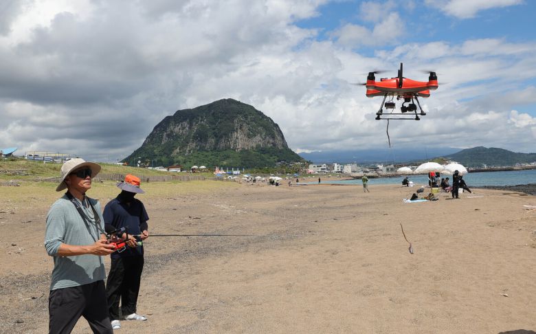 6일 제주 서귀포시 안덕면 사계해변에서 제주도와 세계일보가 공동 주최한 전국드론낚시대회 인 제주에서 참석자들이 드론낚시를 하고 있다. 제주=이재문 기자