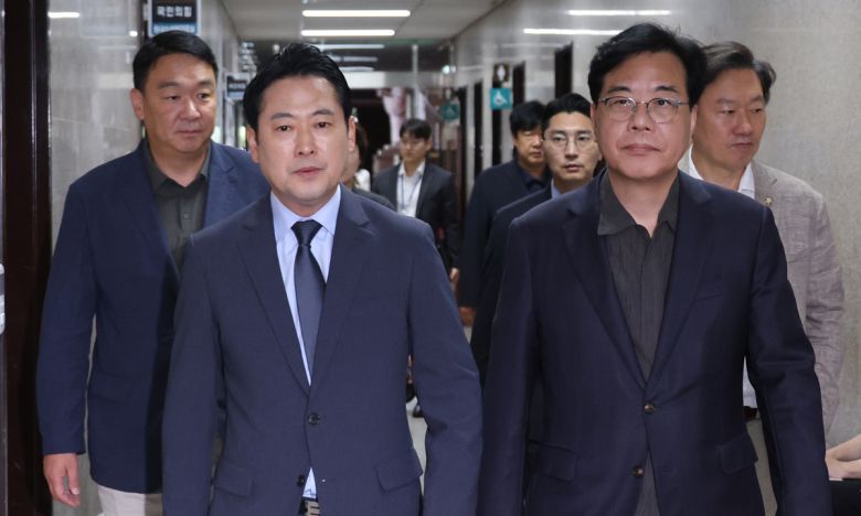 국민의힘 장동혁 대표(앞줄 왼쪽)와 송언석 원내대표가 7일 국회에서 열린 미국 조지아주 한국인 구금 사건 관련 긴급회의에 참석하고 있다. 허정호 선임기자