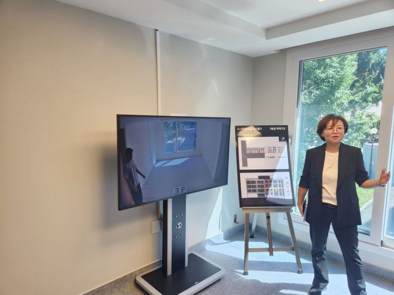 안계현 현대건설 기술연구원 기반기술연구실장(상무)이 5일 경기 용인시 연구원 내 ‘H 사일런트 랩’에서 자사 층간소음 저감 기술을 소개하고 있다. 용인=이강진 기자