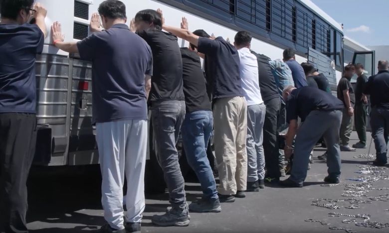 미국 이민세관단속국 ICE(U.S. Immigration and Customs Enforcement)가 공개한 조지아주 내 현대자동차그룹과 LG에너지솔루션 합작 배터리 공장 건설 현장의 한국인 직원 300여 명을 기습 단속·구금하는 영상 속 모습. ICE 홈페이지