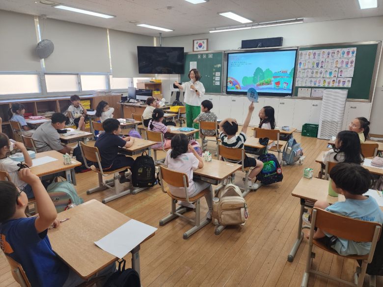 천안시가 유치원을 찾아가 구연동화 ‘할머니·할아버지가 빼앗긴 기억 도둑을 잡아라’를 통해 진행한 치매 인식개선 교육 모습.