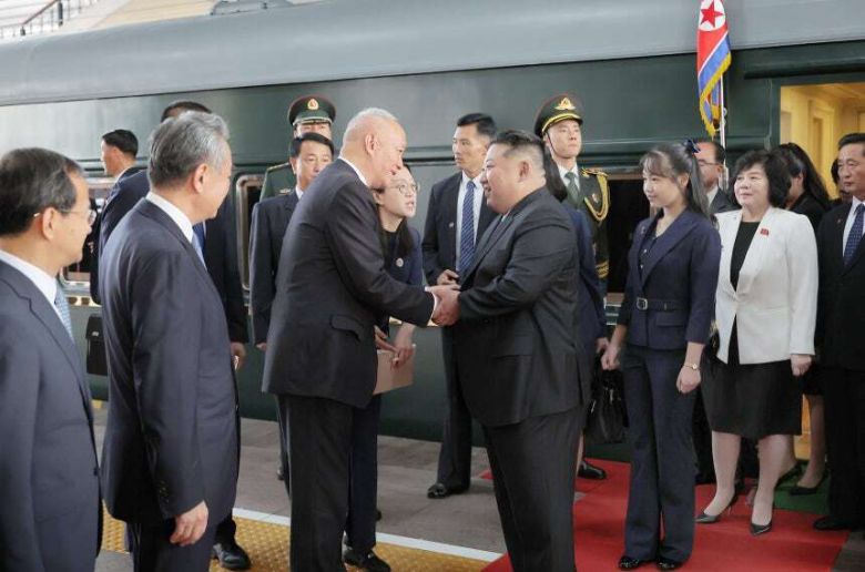 2025년 9월 2일 오후 중국 수도 베이징 베이징역에 전용열차로 도착해 인사를 나누고 있는 김정은 북한 국무위원장. 뒤에 딸 김주애가 서 있다. 조선중앙통신/연합뉴스