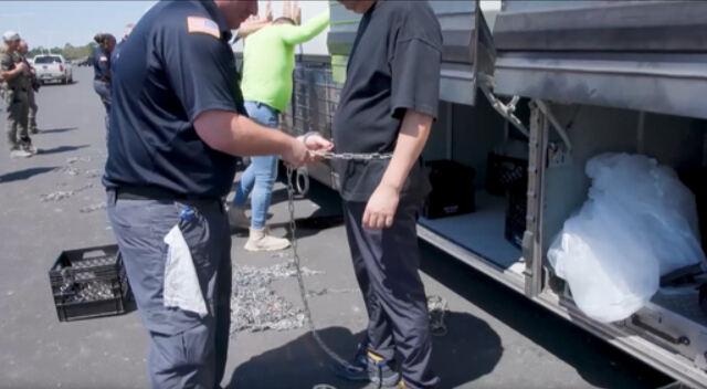 미국 이민 당국이 영상을 통해 공개한 한국인 단속·구금 장면. 미 이민세관단속국은 조지아주 현대자동차그룹과 LG에너지솔루션 합작 배터리 공장 건설 현장을 단속해 한국인 직원 300여명을 체포했다. 뉴스1