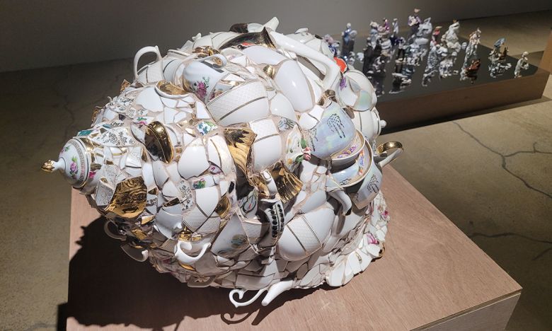 폴란드 작가 유스티나 스몰렌은 버려지거나 일상의 물건의 파편을 조합해 조개 등의 작품으로 승화했다. 청주=윤교근 기자