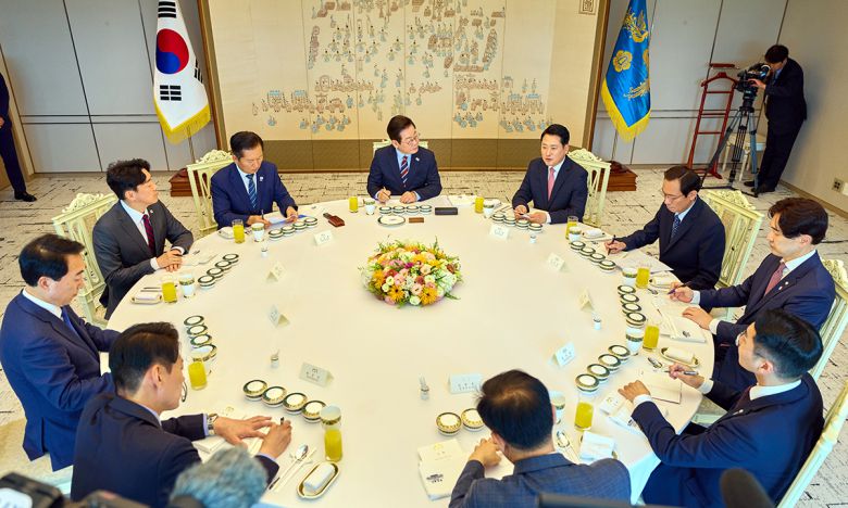 한자리 모인 여야 이재명 대통령이 8일 서울 용산 대통령실 청사에서 열린 여야 지도부 오찬 회동에서 국민의힘 장동혁 대표의 발언을 듣고 있다. 대통령실 제공