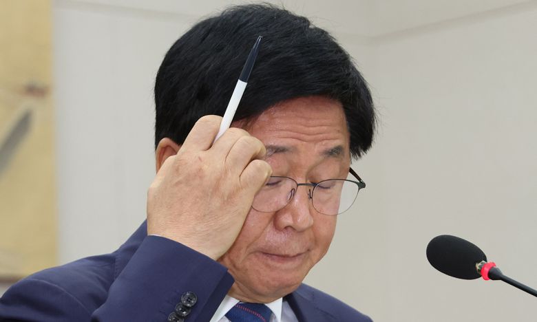 최교진 부총리 겸 교육부 장관 후보자가 지난 2일 국회 교육위원회에서 열린 인사청문회에서 친북 성향 논란 관련 질의에 답변하던 중 이마를 만지고 있다. 연합뉴스