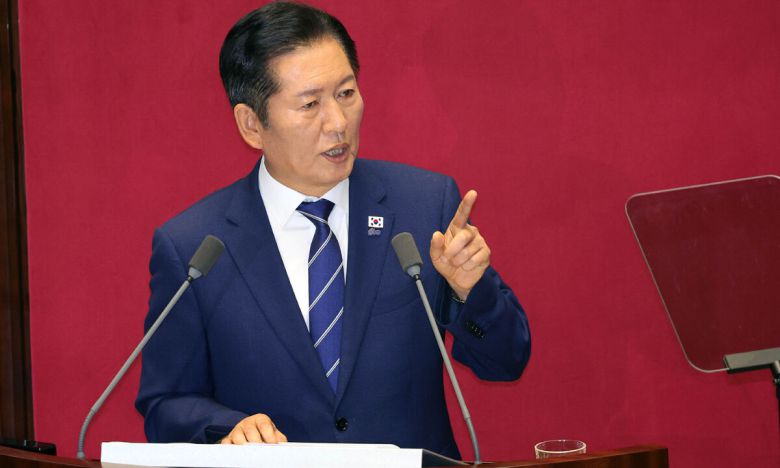 야당 향해 삿대질 더불어민주당 정청래 대표가 9일 서울 여의도 국회본회의장에서 열린 교섭단체 대표 연설에서 야당을 겨냥해 삿대질을 하고 있다. 이재문 기자