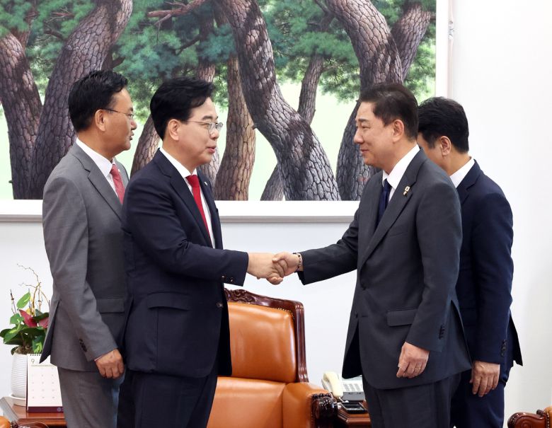 송언석(왼쪽) 국민의힘 원내대표와 김병기 더불어민주당 원내대표가 10일 오후 서울 여의도 국회에서 악수를 하고 있다. 뉴시스