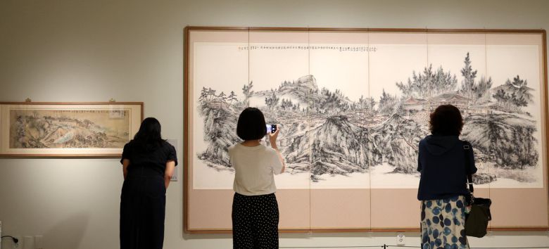 10일 서울 노원구 중계동 노원아트뮤지엄을 찾은 관람객들이 한국 근현대명화전 「다정한 마음, 고독한 영혼 : 한국근현대 거장의 삶과 예술」전시회에서 작품을 관람하고 있다. 이제원 선임기자