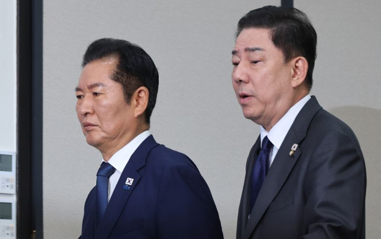 더불어민주당 정청래 대표와 김병기 원내대표가 10일 서울 여의도 국회에서 열린 최고위원회의에 참석하고 있다.