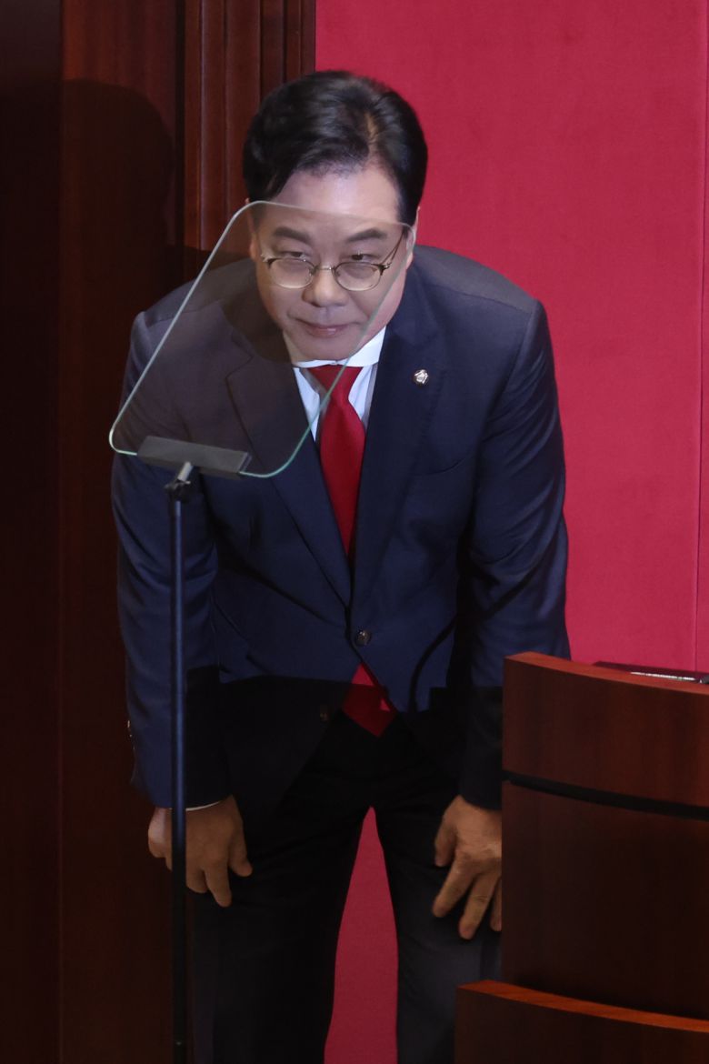 국민의힘 송언석 원내대표가 10일 서울 여의도 국회에서 열린 본회의에서 교섭단체 대표 연설을 하기에 앞서 여당 의원들을 향해 인사하고 있다. 연합뉴스