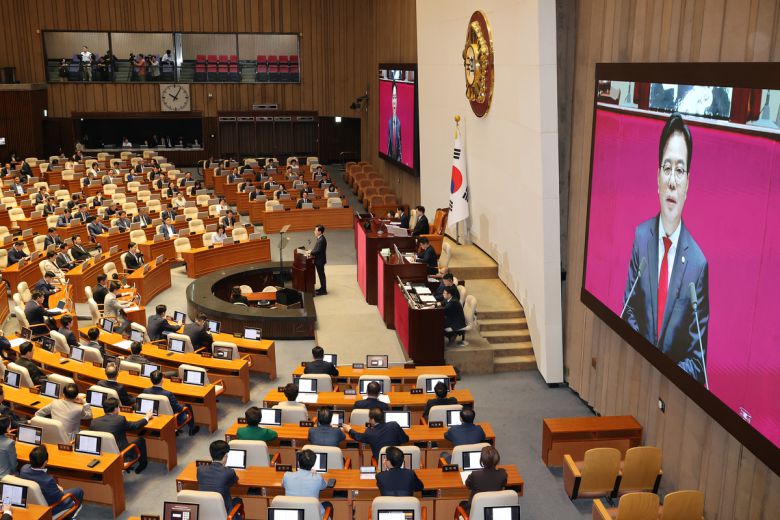 국민의힘 송언석 원내대표가 10일 서울 여의도 국회 본회의에서 교섭단체 대표 연설을 하고 있다. 연합뉴스