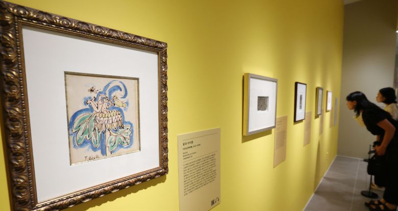 10일 서울 노원구 중계동 노원아트뮤지엄을 찾은 관람객들이 한국 근현대명화전 「다정한 마음, 고독한 영혼 : 한국근현대 거장의 삶과 예술」전시회에서 작품을 관람하고 있다. 이제원 선임기자