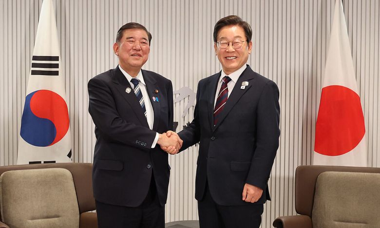 이재명 대통령이 지난 6월 17일(현지시간) 주요 7개국(G7) 정상회의 개최지인 캐나다 앨버타주 캐내내스키스에서 성사된 한·일 정상회담에 앞서 이시바 시게루 일본 총리와 밝은 표정으로 악수하고 있다. 캐내내스키스=남정탁 기자