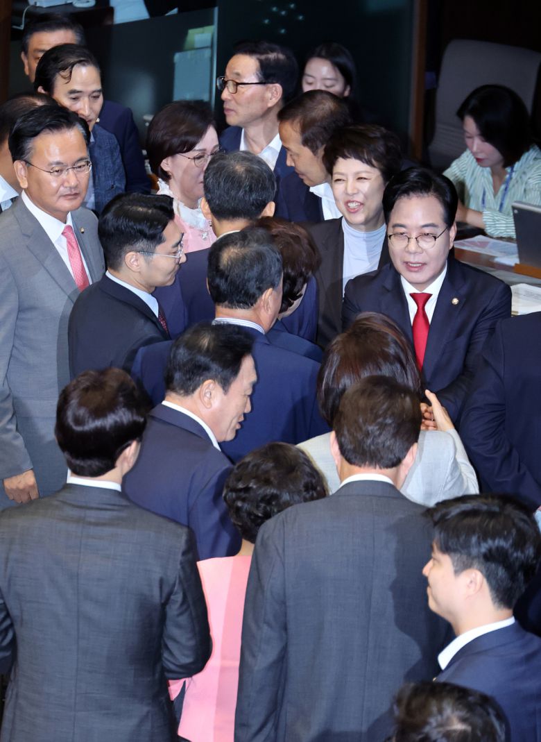 송언석 국민의힘 원내대표가 10일 오전 서울 여의도 국회에서 열린 제429회국회(정기회) 제3차 본회의에서 교섭단체 대표연설을 마친 후 의원들의 격려를 받고 있다. 뉴시스