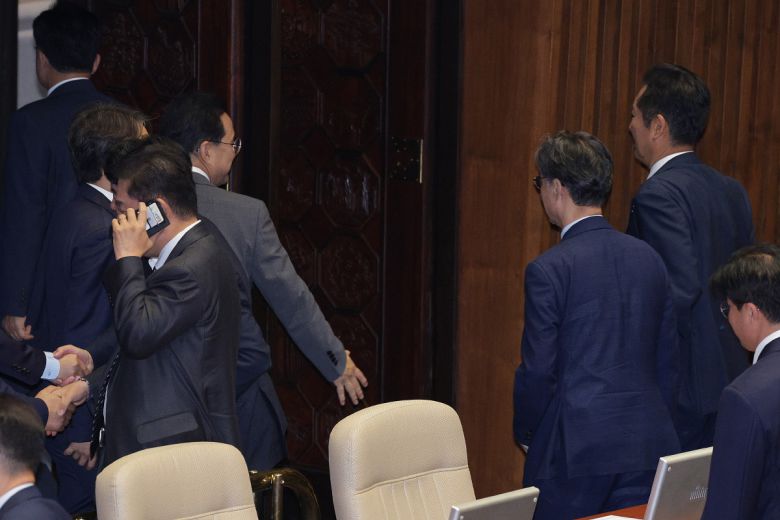 정청래 더불어민주당 대표와 김병기 원내대표가 11일 서울 여의도 국회에서 열린 제429회국회(정기회) 제4차 본회의를 마친 후 대화 없이 본회의장을 나서고 있다. 뉴스1