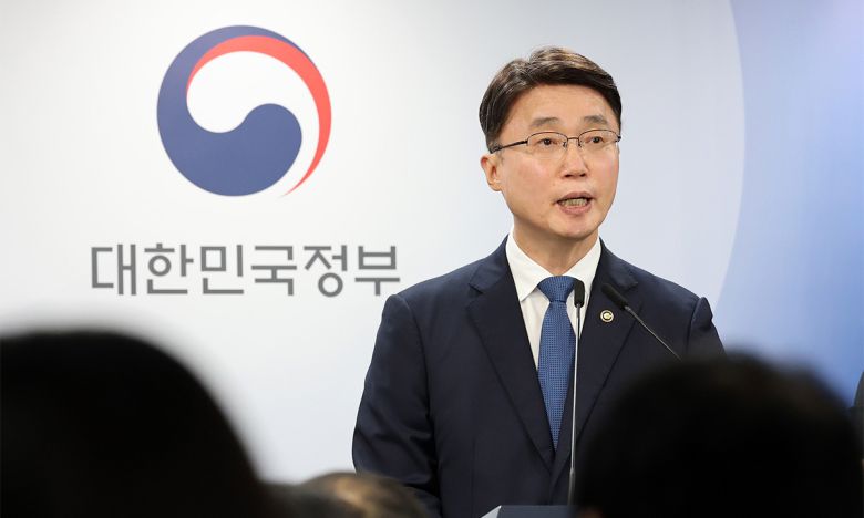 류제명 과학기술정보통신부 제2차관이 10일 서울 종로구 정부서울청사에서 KT 고객 무단 소액결제 침해사고 관련 브리핑을 하고 있다. 뉴스1