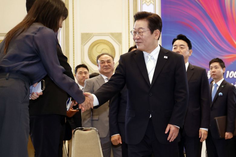 이재명 대통령이 11일 청와대 영빈관에서 취임 100일 기자회견을 마친 뒤 행사장을 나서며 취재진과 인사하고 있다.    대통령실통신사진기자단