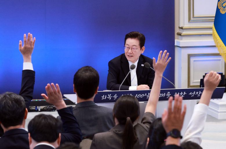 이재명 대통령이 11일 청와대 영빈관에서 열린 취임 100일 기자회견 '회복을 위한 100일, 미래를 위한 성장'에서 질문을 받고 있다. 대통령실통신사진기자단