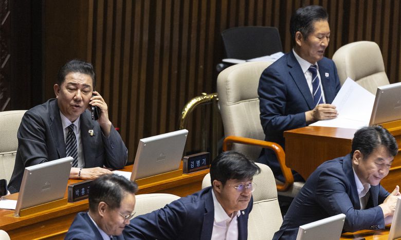 더불어민주당 정청래 대표(오른쪽)과 김병기 원내대표가 11일 국회 본회의에서 상정된 '더센 특검법(3대 특검법 개정안)' 개정안에 대한 수정안 처리를 지켜보고 있다. 연합뉴스