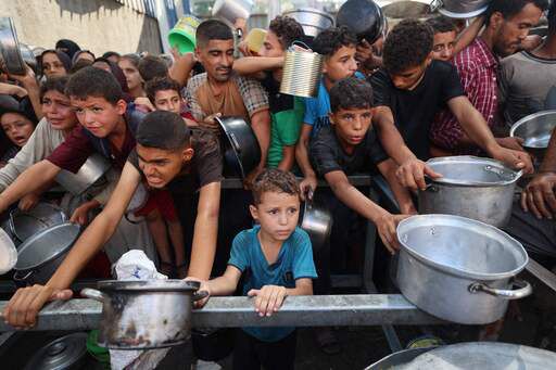 11일(현지시간) 이스라엘군의 봉쇄로 심각한 식량 위기를 겪는 팔레스타인 가자 지구의 어린이들이 구호품 배급소 앞에서 배식을 기다리고 있다. AFP연합뉴스