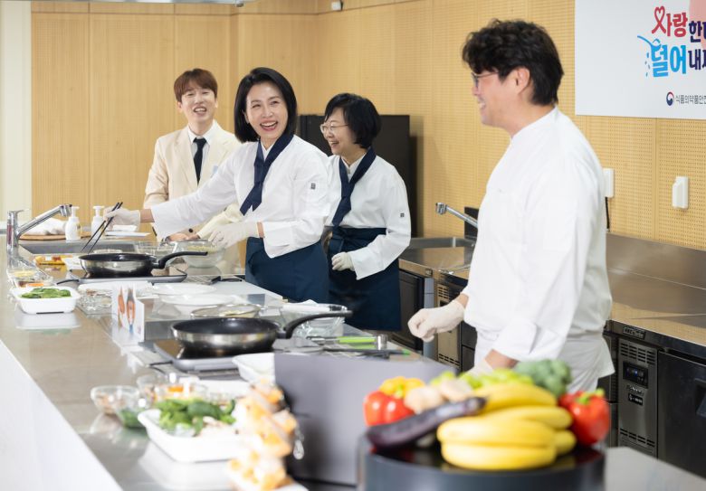 이재명 대통령 부인 김혜경 여사가 지난 11일 서울 광진구 세종대학교에서 열린 ‘삼삼한 요리 경연대회’에서 ‘잡채 파스타’를 만들고 있다. 대통령실 제공