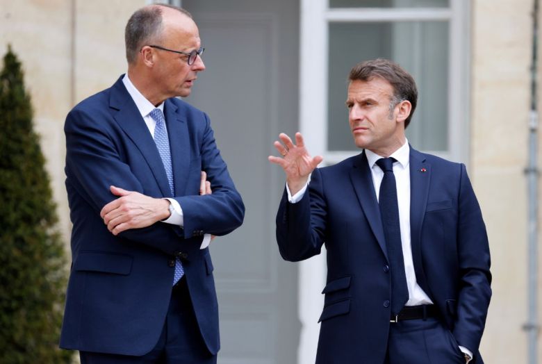 프리드리히 메르츠 현 독일 총리(왼쪽)가 에마뉘엘 마크롱 프랑스 대통령과 함께한 모습. 프랑스와 사사건건 대립한 전임 올라프 숄프 총리와 달리 그는 ‘외교 정책 등에 있어서 독일·프랑스가 철저히 공조해야 한다’는 생각이 강한 것으로 알려져 있다. AP연합뉴스