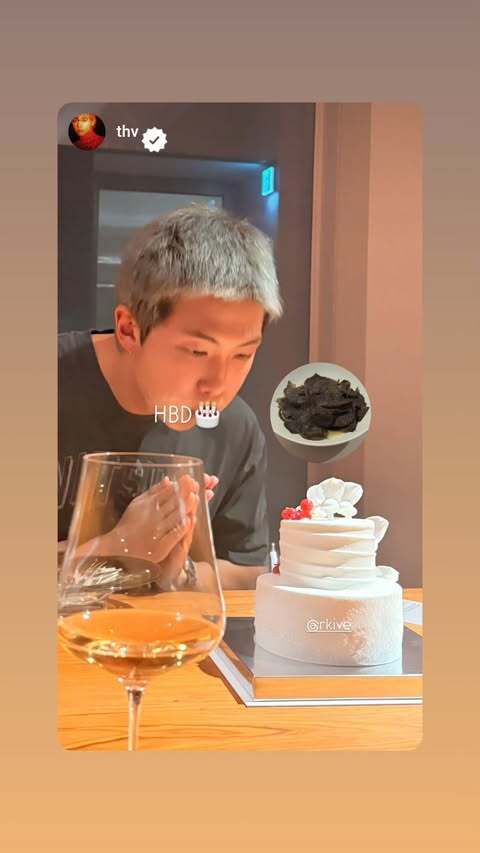 이날 뷔도 RM의 생일 축하를 함께하는 모습을 공개했다. RM SNS 캡처