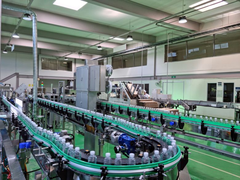 한진제주퓨어워터 생산 공정. 한국공항 제공