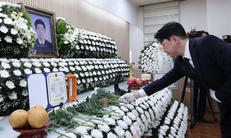 강훈식 대통령 비서실장이 12일 인천 시내 한 장례식장에 마련된 故이재석 경사의 빈소를 찾아 조문하고 있다. 인천=뉴스1