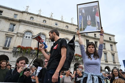 지난 10일(현지시간) 프랑스 남서부 도시 바욘에서 정부의 긴축 재정 기조에 반발하는 대규모 시위가 벌어진 가운데 한 시민이 에마뉘엘 마크롱 대통령의 얼굴 사진을 거꾸로 든 채 그의 하야를 촉구하고 있다. AFP연합뉴스