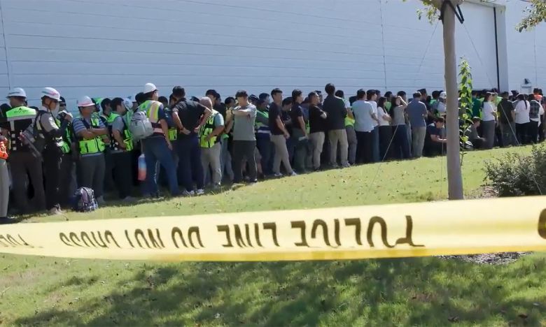 미국 이민세관단속국 ICE(U.S. Immigration and Customs Enforcement)가 조지아주 내 현대자동차그룹과 LG에너지솔루션 합작 배터리 공장 건설 현장의 한국인 직원 300여 명을 기습 단속·구금하는 영상을 공개했다. 사진=ICE 홈페이지 캡처