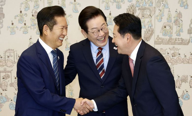 이재명 대통령이 지난 8일 용산 대통령실에서 여야 지도부 오찬 회동에 참석한 더불어민주당 정청래 대표와 국민의힘 장동혁 대표가 악수하는 모습을 보고 있다. 대통령실통신사진기자단