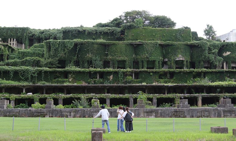 일본 니가타현 사도섬 사도광산 인근 부유선 광장. 세계유산 구역에서는 제외됐지만 많은 관광객이 찾는다. 사진은 12일 모습. 연합뉴스