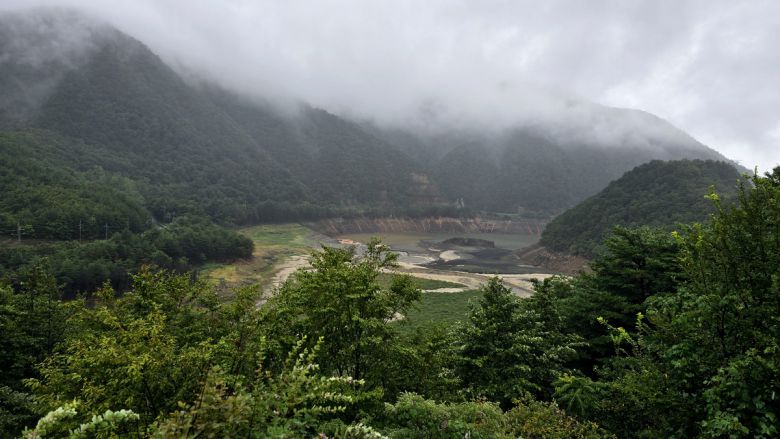 13일 오전 강릉 오봉저수지 상류지역에 단비가 내린 가운데 물안개가 자욱한 모습. 김경호 기자