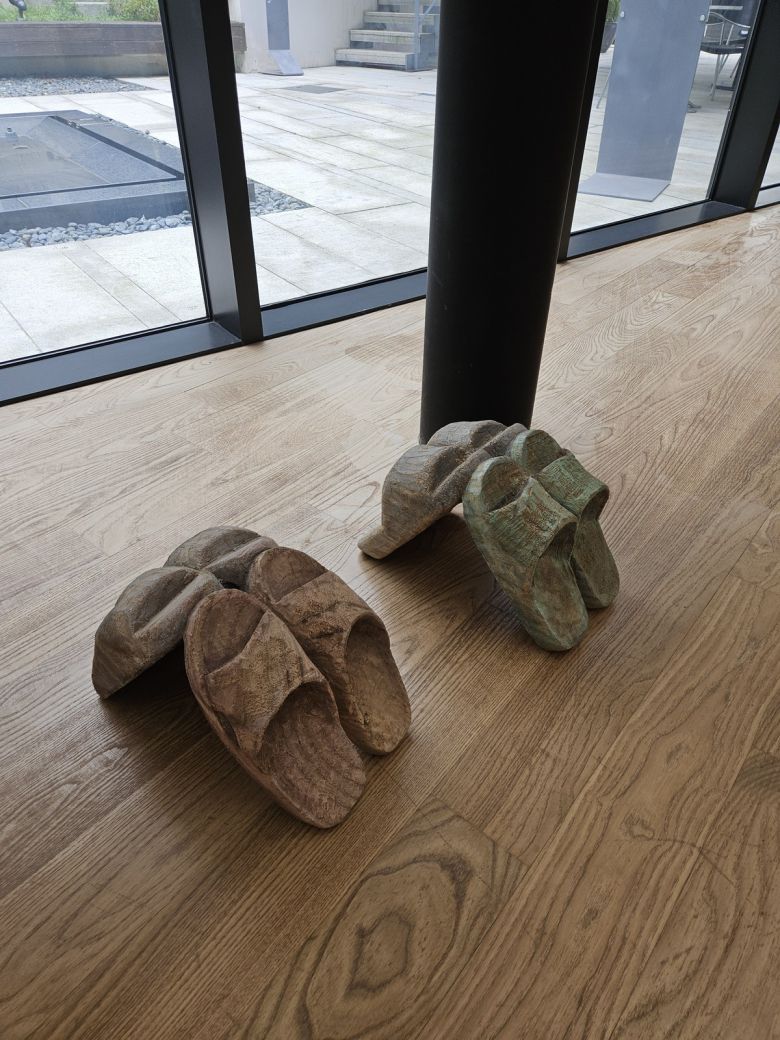 백연수 ‘슬리퍼’, 37×23×33㎝, 소나무, 2014. 박세준 기자