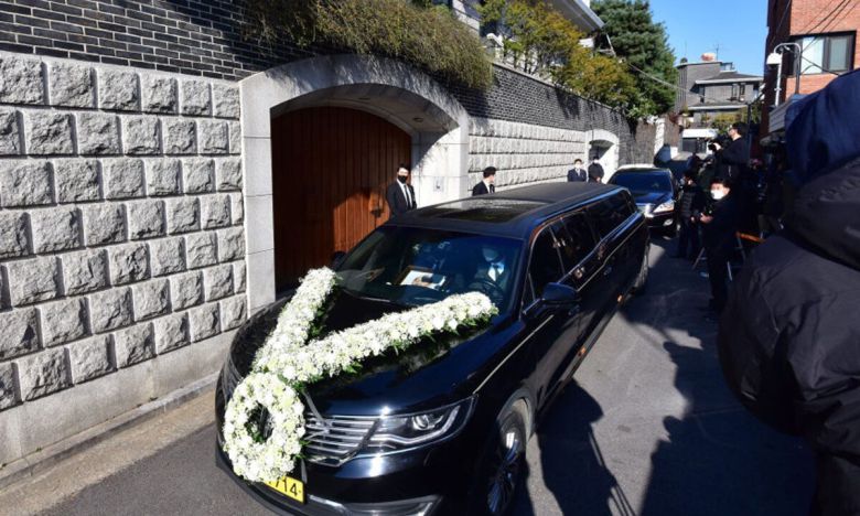 고(故) 전두환 전 대통령의 유해가 2021년 11월 27일 서울 서대문구 연희동 자택에 임시안치를 위해 도착하는 모습. 연합뉴스