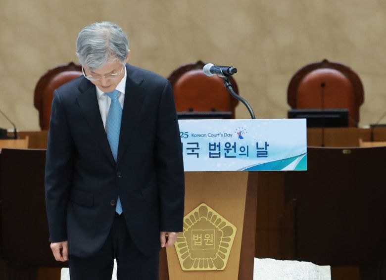 조희대 대법원장이 지난 12일 서울 서초구 대법원 중앙홀에서 열린 '2025 대한민국 법원의 날 기념식'에서 기념사에 앞서 인사하고 있다.    연합뉴스