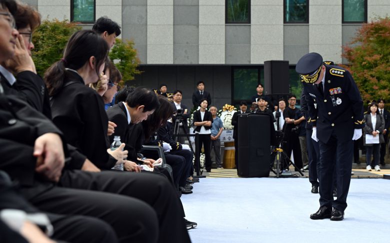 갯벌에 고립된 노인을 혼자 구하려다 숨진 고(故) 이재석 경사의 영결식이 진행된 15일 오전 인천 서구 인천해양경찰서에서 김용진 해양경찰청장이 유족들에게 고개숙여 인사하고 있다.    공동취재