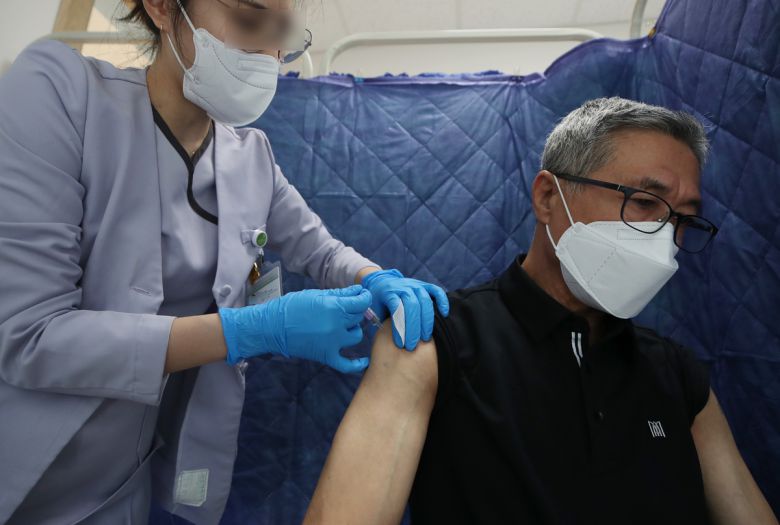 한 어르신이 코로나19 백신 접종을 받고 있다. 뉴시스