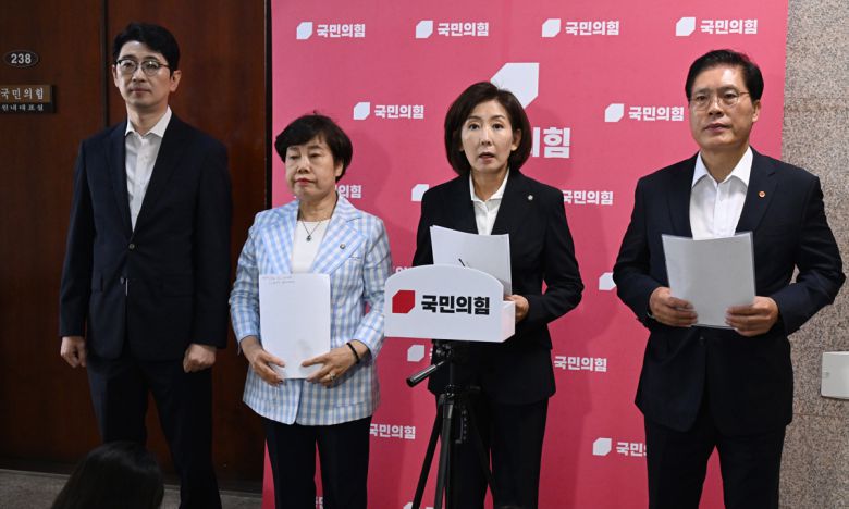 나경원 의원(가운데) 등 국민의힘 소속 국회 법제사법위원회 위원들이 15일 서울 여의도 국회에서 법사위 현안 관련 기자회견을 하고 있다. 허정호 선임기자